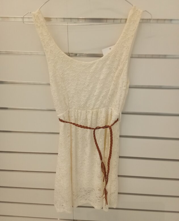 robe blanche dentelle ceinture marron