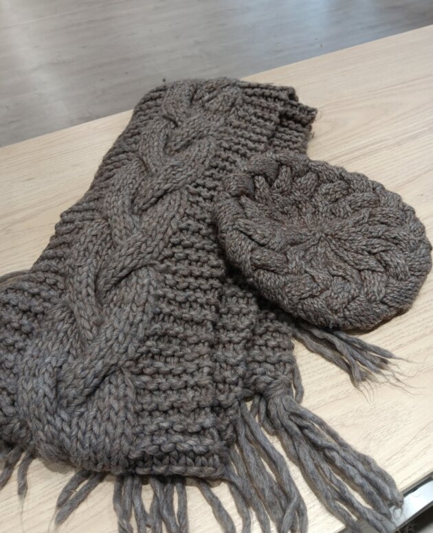 Écharpe et bonnet marron