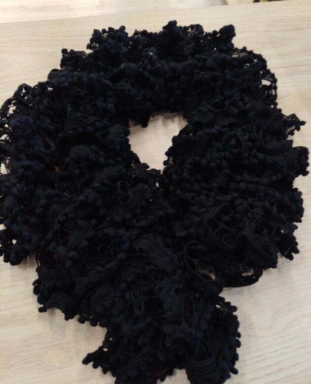 Écharpe Noire Froufroutée